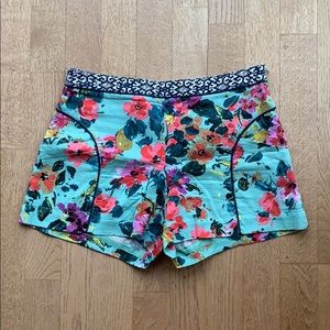 Cartonnier / colorful floral structured shorts